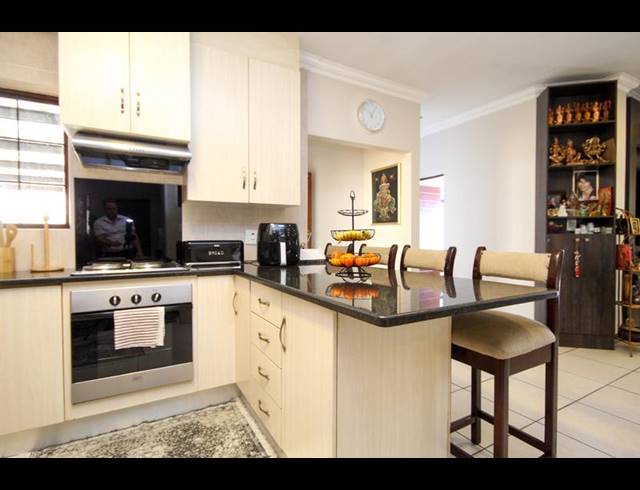 3 BEDROOM TOWNHOUSE FOR SALE IN THATCHFIELD